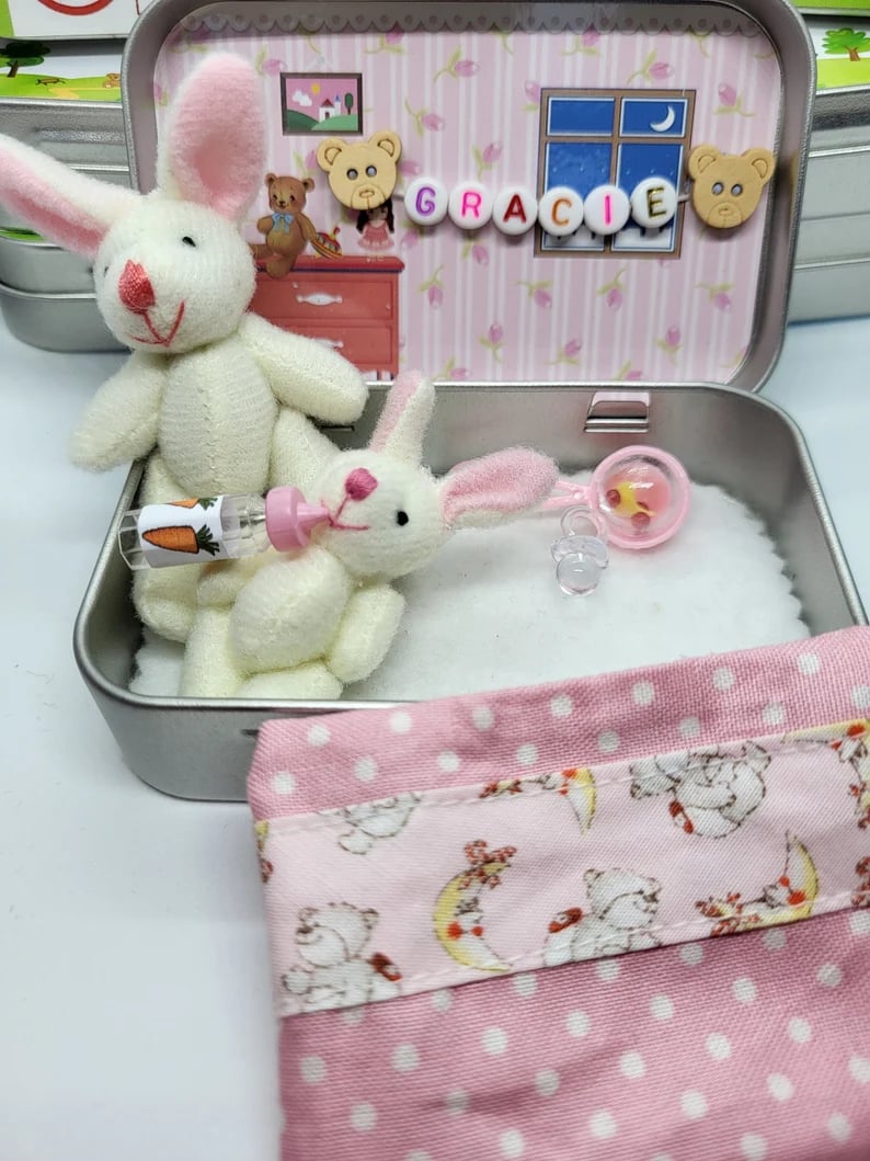 💎 50% RABATT! 💎 Süße Osterhasen-Mama mit Baby in Blechdose – Handgefertigt, Kuschelig & Perfekt als Geschenk 🐰🎁