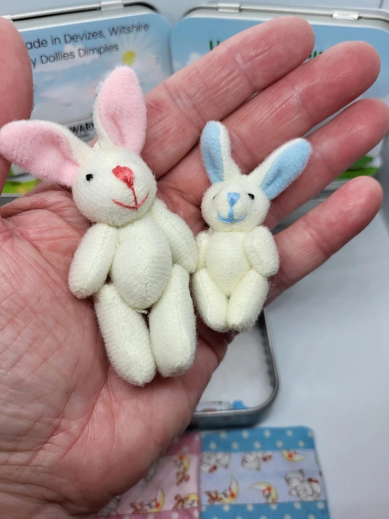 💎 50% RABATT! 💎 Süße Osterhasen-Mama mit Baby in Blechdose – Handgefertigt, Kuschelig & Perfekt als Geschenk 🐰🎁