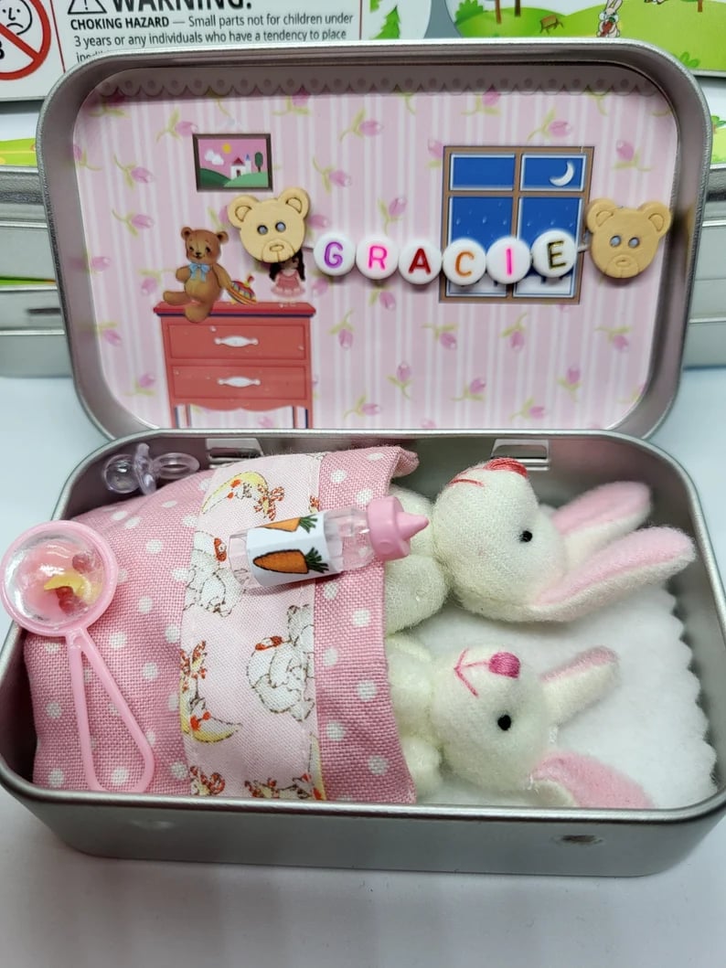 💎 50% RABATT! 💎 Süße Osterhasen-Mama mit Baby in Blechdose – Handgefertigt, Kuschelig & Perfekt als Geschenk 🐰🎁