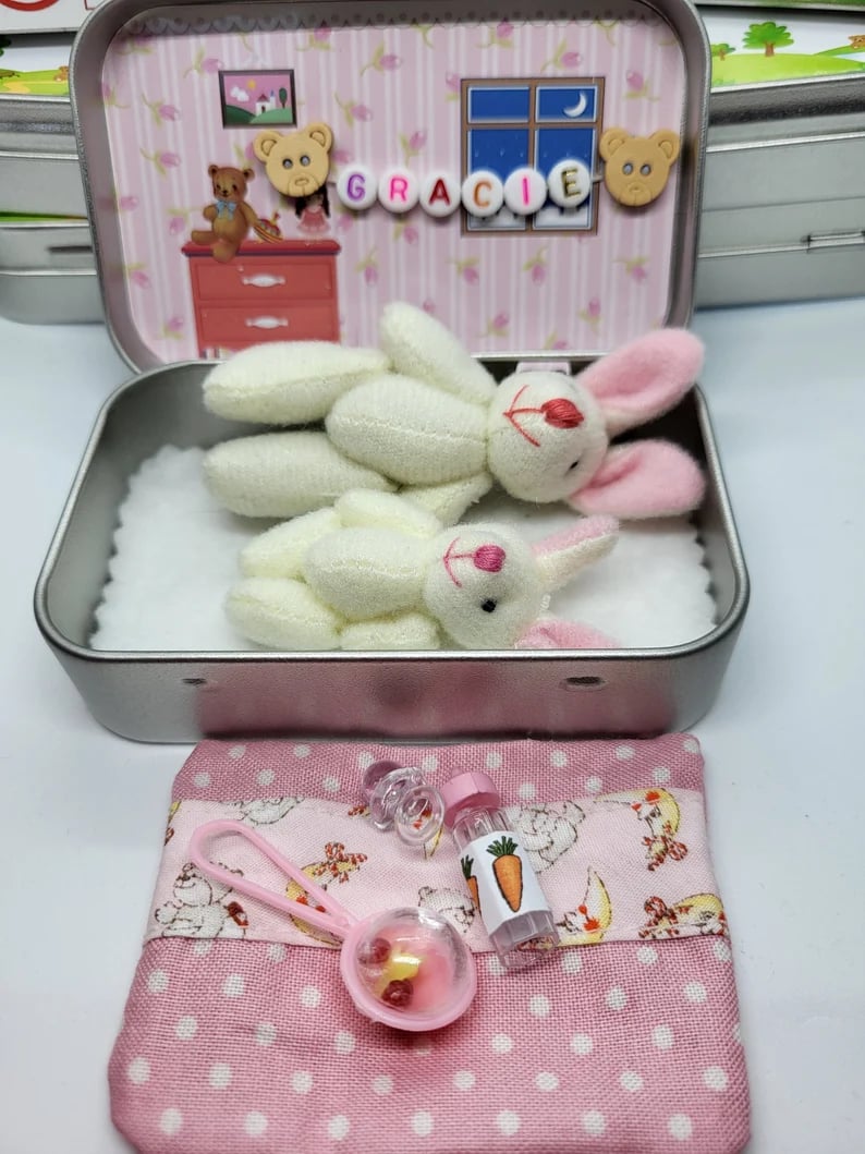 💎 50% RABATT! 💎 Süße Osterhasen-Mama mit Baby in Blechdose – Handgefertigt, Kuschelig & Perfekt als Geschenk 🐰🎁