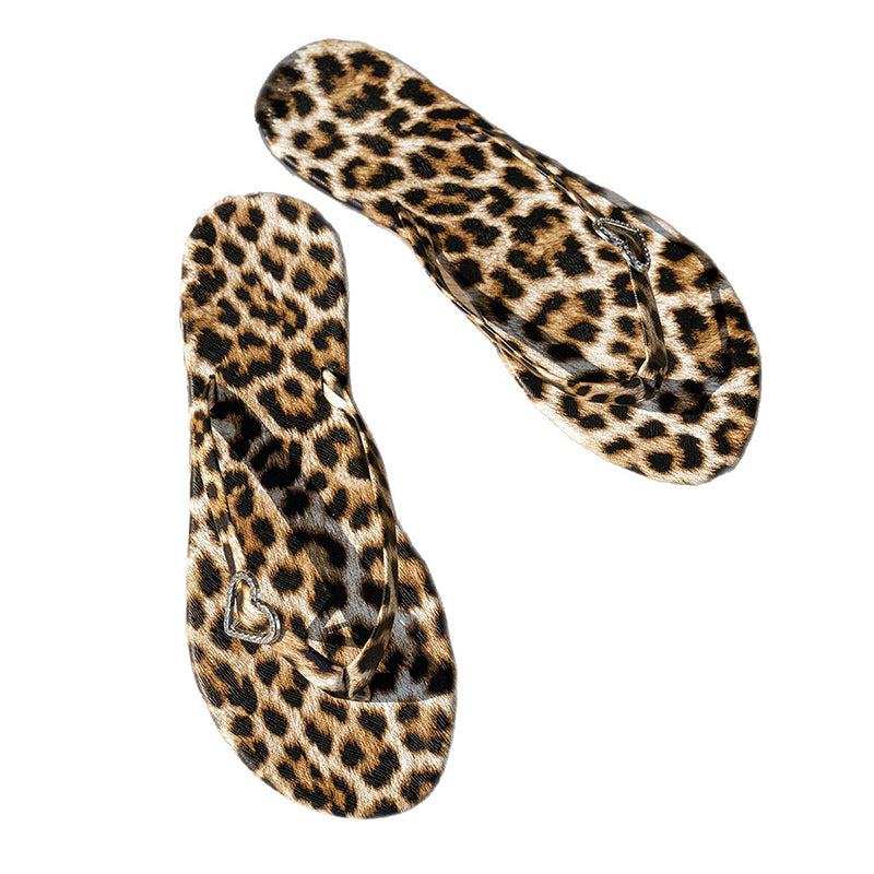 🐆 50% RABATT! 💕 Flip-Flops mit Leopardenmuster & Herzanhänger – Bequeme Sohle, rutschfest & stylisch – Perfekt für Strand, Sommer & Freizeit 🌊