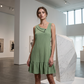 Ärmelloses Damenkleid mit asymmetrischem Kragen