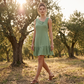 Ärmelloses Damenkleid mit asymmetrischem Kragen
